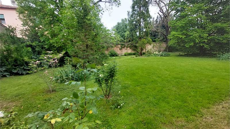 Vendesi appartamento centro storico con giardino